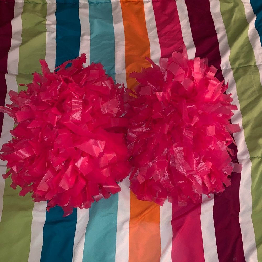 Chassé cheer poms